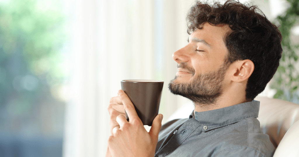 Xícara de café preto sem açúcar sobre uma mesa rústica