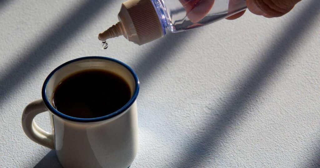 Uma colher de adoçante em um fundo de alimentos naturais e saudáveis.