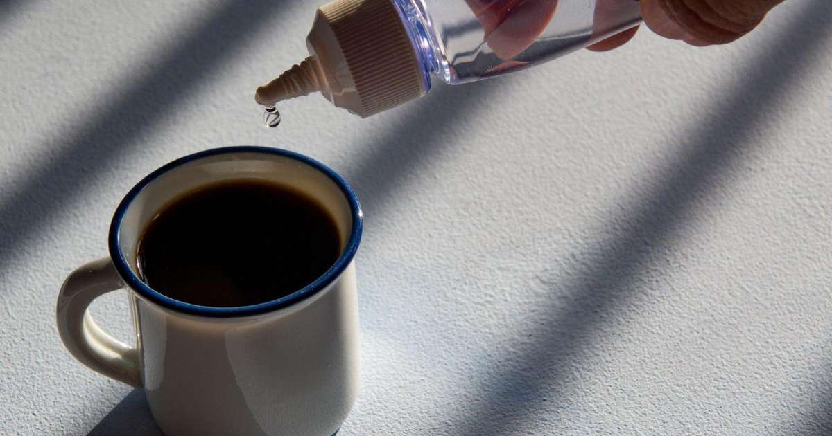 Uma colher de adoçante em um fundo de alimentos naturais e saudáveis.