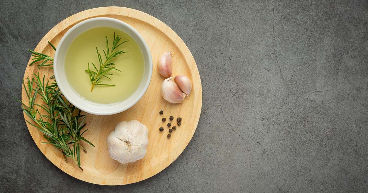 Chás de alho e hibisco em xícaras, representando opções naturais para controle da pressão alta.