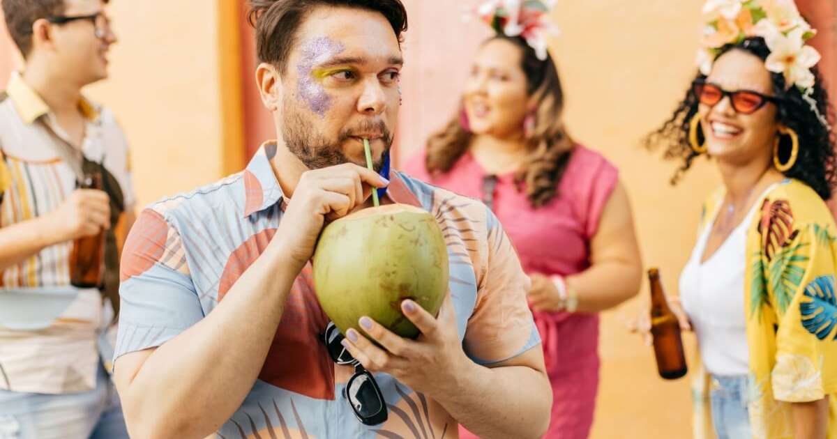 Carnaval com pessoas se divertindo, cuidando da saúde e monitorando a glicemia