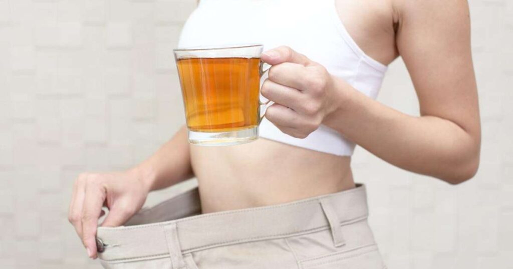 Xícara de chá de hortelã-pimenta, ideal para combater gases e inchaço no abdômen.