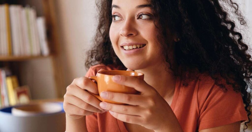 Chás para aliviar a ressaca pós festa, incluindo chá de gengibre, boldo, hortelã e camomila