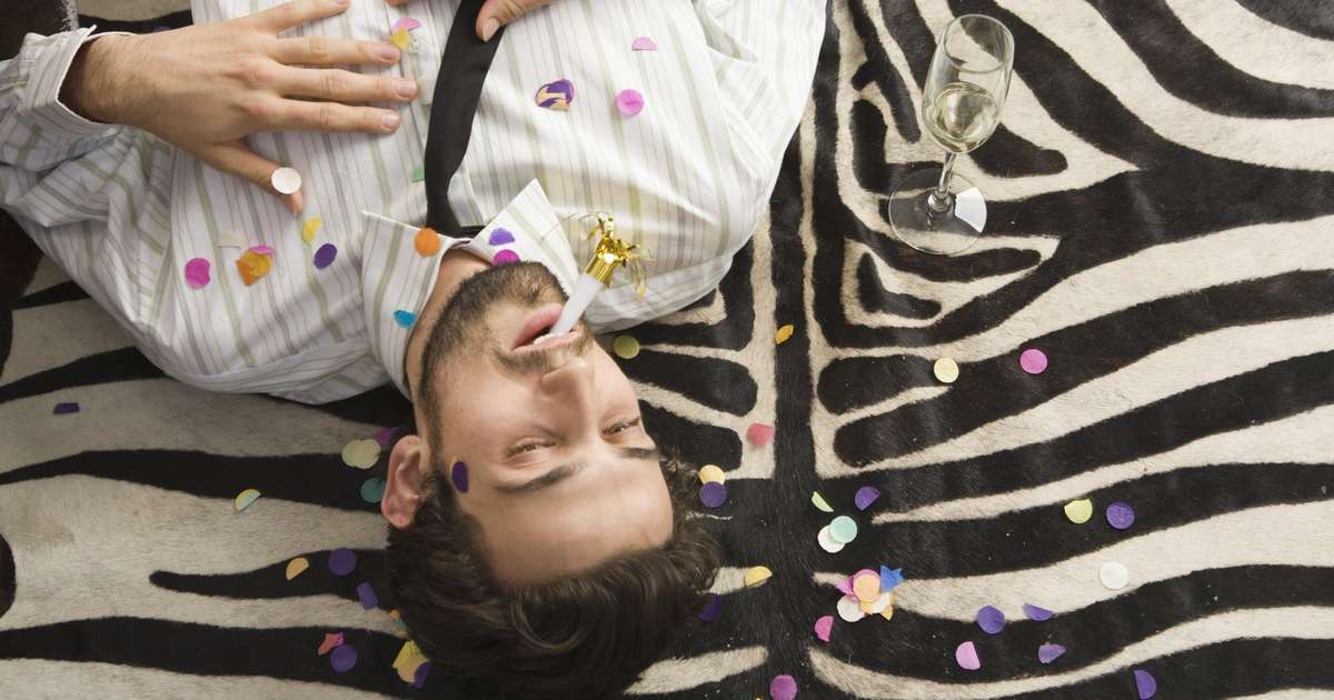 Pessoa se recuperando de uma ressaca com água e frutas