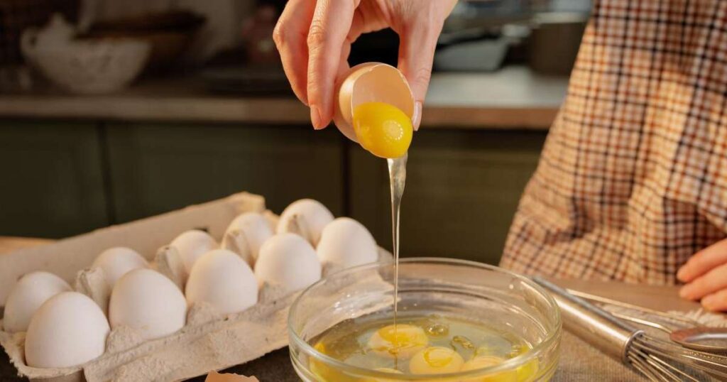 Ovos cozidos em um prato com vegetais frescos