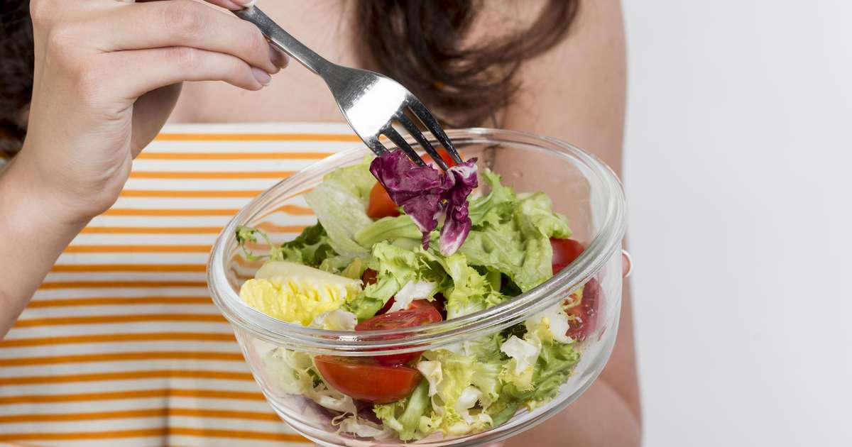 Mulher praticando exercícios ao ar livre com foco em emagrecimento saudável para o Carnaval.