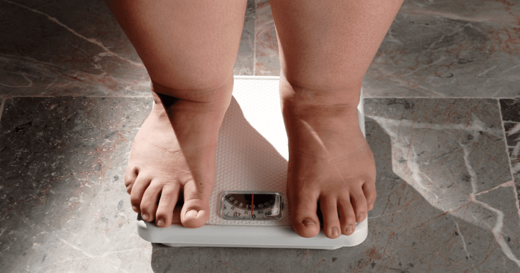 Mulher praticando exercícios físicos em ambiente tranquilo, simbolizando a luta contra o platô de emagrecimento.