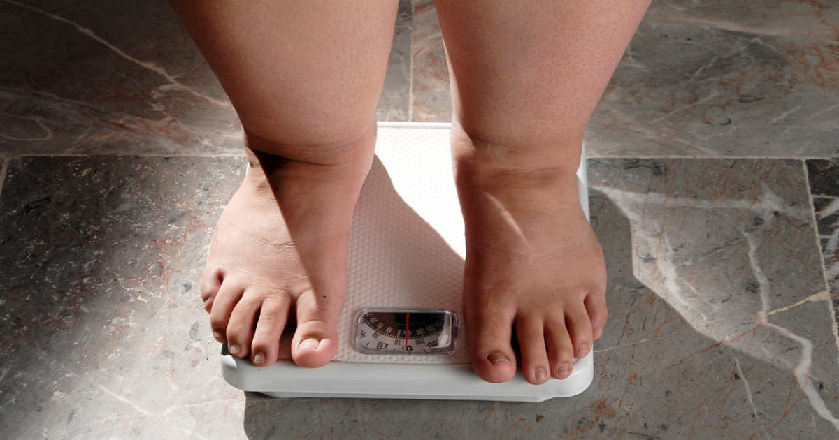 Mulher praticando exercícios físicos em ambiente tranquilo, simbolizando a luta contra o platô de emagrecimento.