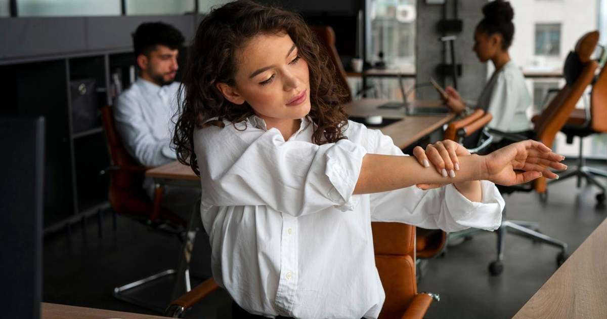 Trabalhador com dor nos pulsos, demonstrando os sintomas de LER e DORT