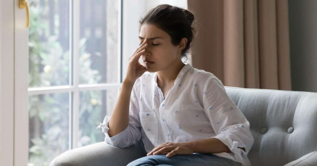 Pessoas praticando jejum de dopamina, relaxando em um ambiente ao ar livre longe de dispositivos digitais.