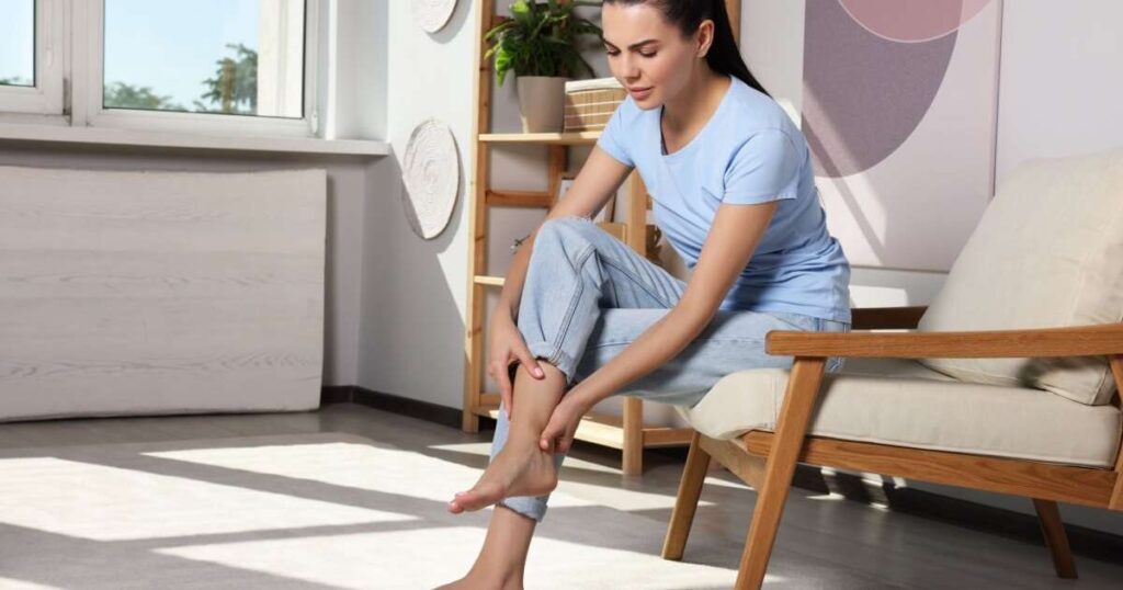 Mulher magra com lipedema, destacando a condição em áreas específicas como pernas e quadris