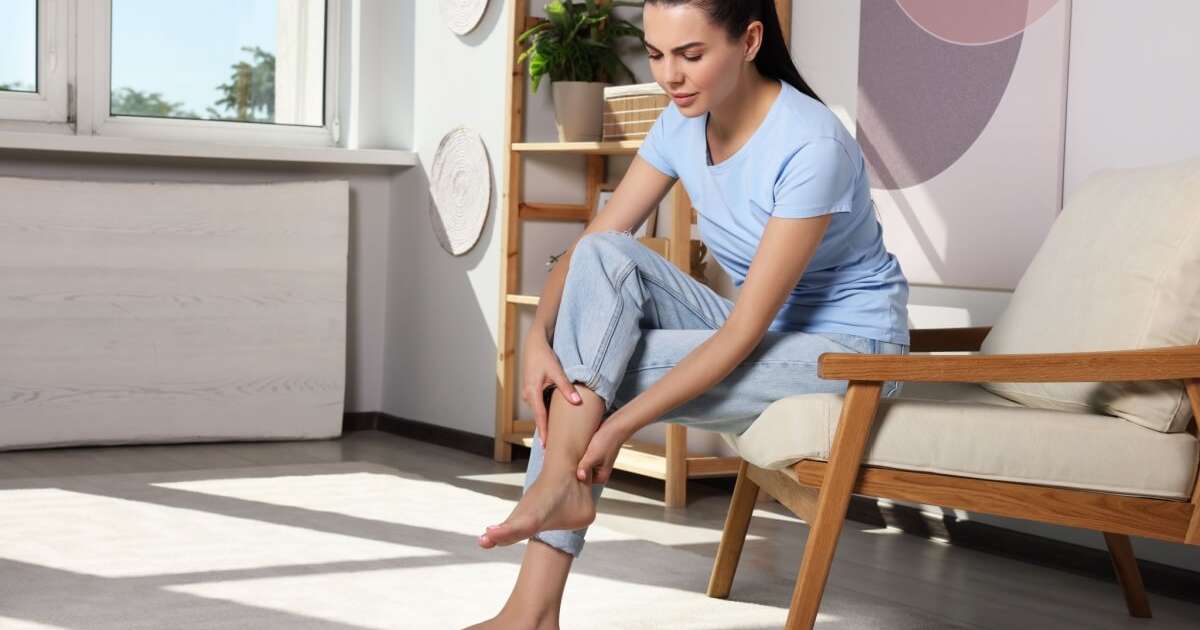 Mulher magra com lipedema, destacando a condição em áreas específicas como pernas e quadris