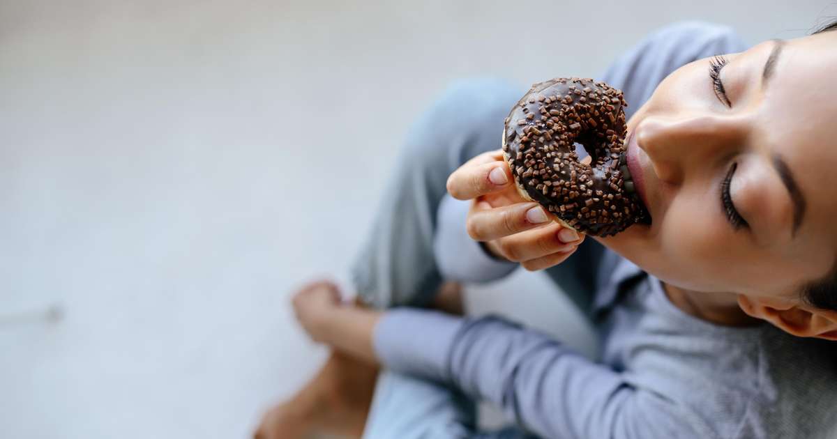 Uma variedade de doces e sobremesas em uma mesa, simbolizando a vontade de consumir açúcar