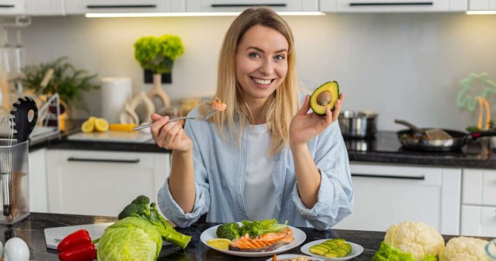 Prato saudável com vegetais, carboidratos integrais e proteínas magras