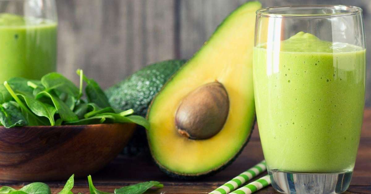 Abacate fresco ao lado de guacamole e torradas