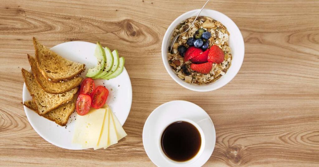 Café da manhã saudável com ovos, frutas, aveia e sementes