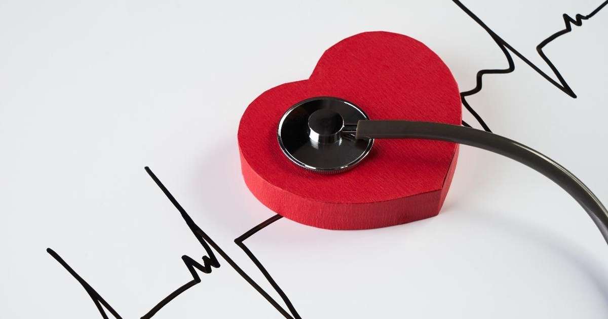 Mulher de meia-idade segurando o peito, representando sinais de arritmias cardíacas durante a menopausa.