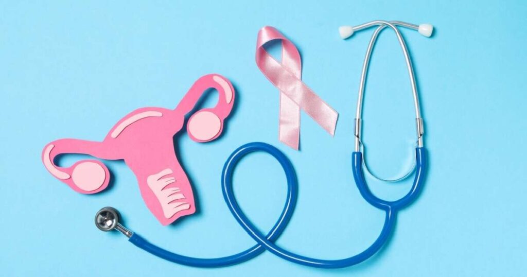 Mulher em consulta médica sobre câncer de colo do útero