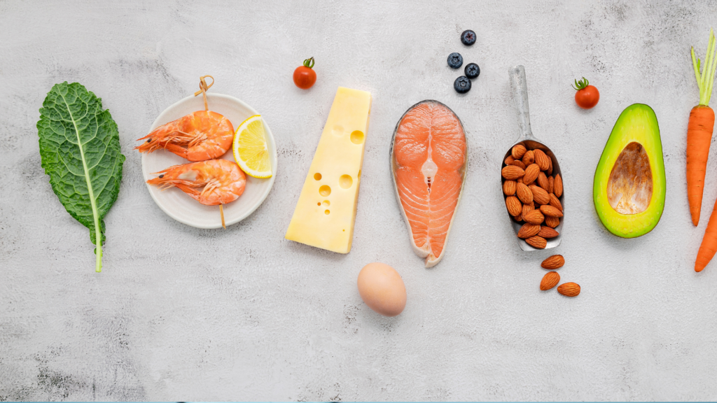 Prato com variedade de alimentos da dieta cetogênica, incluindo omelete, salada e salmão grelhado