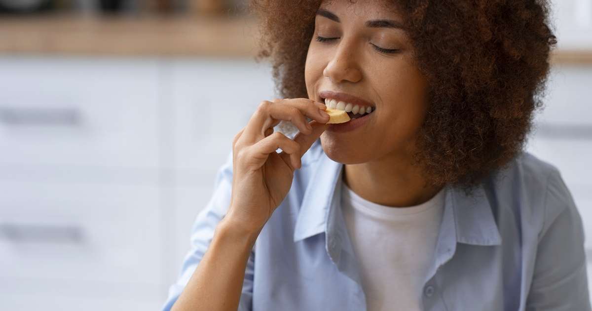 Pessoas apreciando chocolate durante a Páscoa com atenção plena.