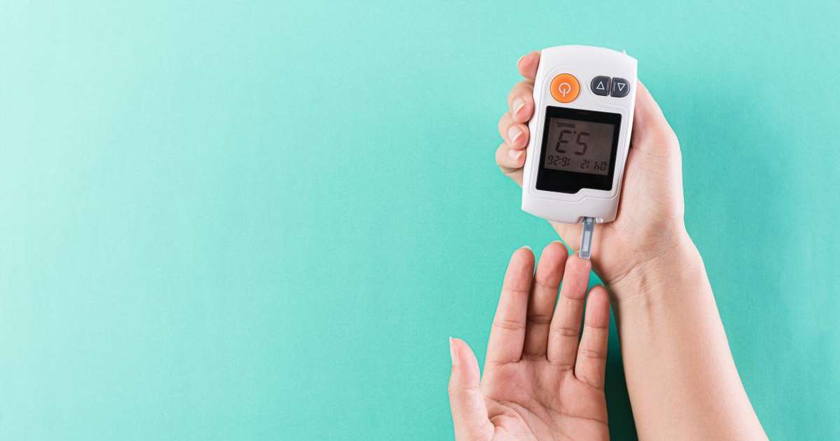 Uma ilustração mostrando os 7 sinais silenciosos do diabetes, incluindo sede excessiva, vontade frequente de urinar, cansaço constante, visão embaçada, fome frequente, perda de peso inexplicada e feridas de cicatrização lenta.