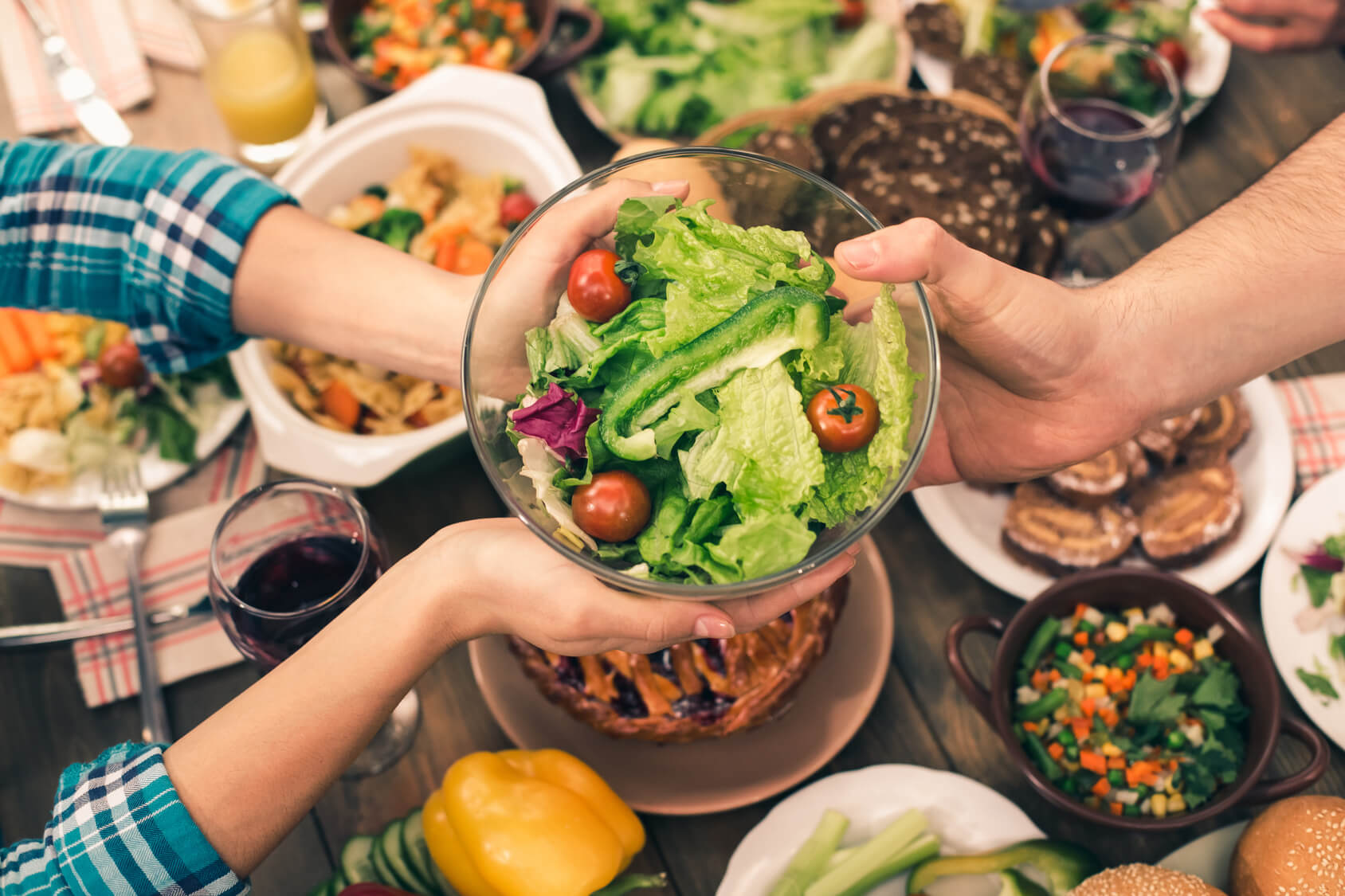 Uma deliciosa variedade de frutas e vegetais crus, representando a dieta crudívora