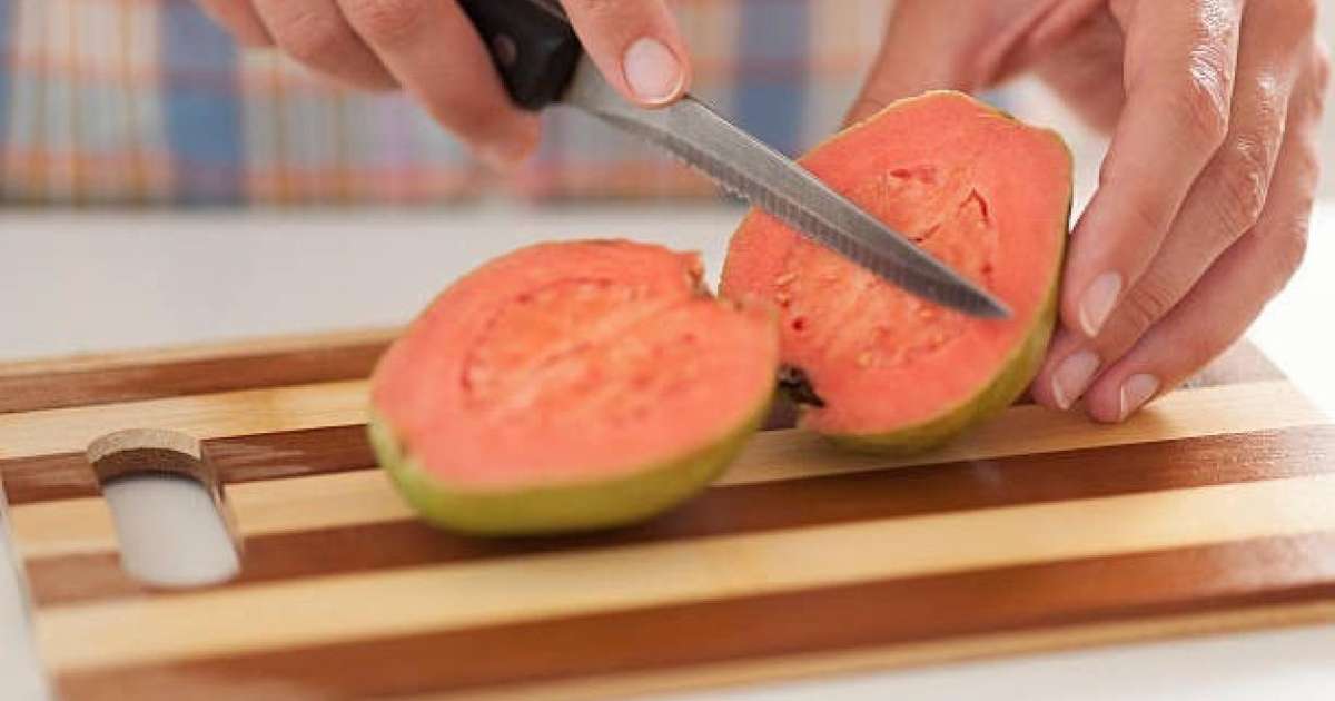 Goiabas frescas em uma cesta, destacando sua cor vibrante e textura.