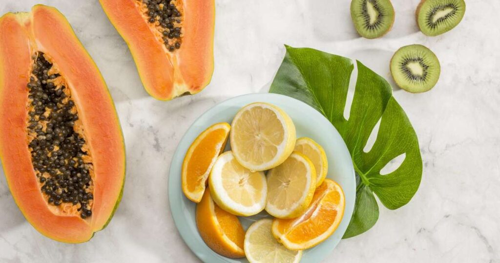 Frutas essenciais para a saúde intestinal, incluindo laranja, mamão, ameixa, kiwi, figo, manga, abacaxi e maçã