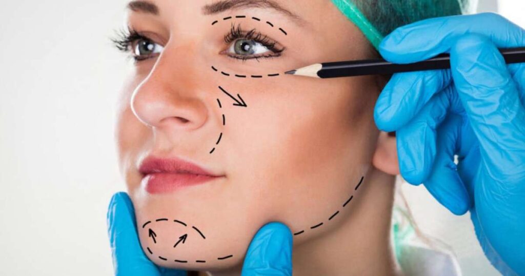 Mulher em fase de menopausa refletindo sobre cirurgia plástica