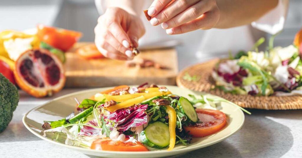 Prato colorido com alimentos frescos e saudáveis representando a dieta anti-inflamatória