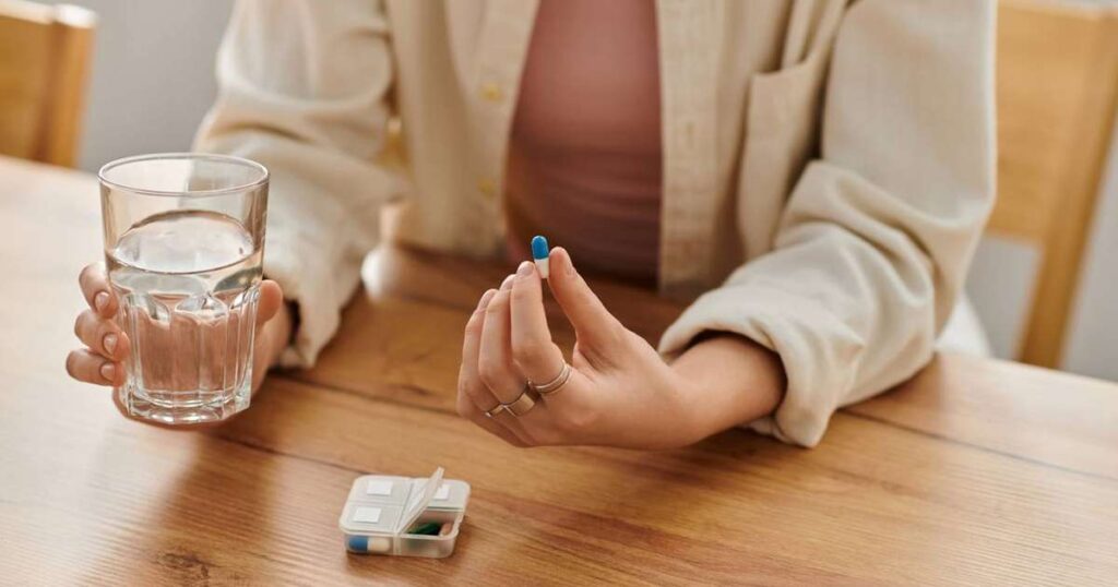 Imagem representativa de suplementos para longevidade, incluindo frascos de cápsulas de vitamina D, ômega-3, e outros compostos saudáveis.