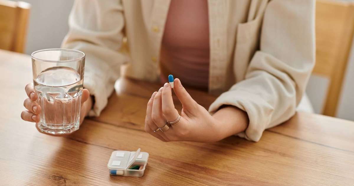 Imagem representativa de suplementos para longevidade, incluindo frascos de cápsulas de vitamina D, ômega-3, e outros compostos saudáveis.