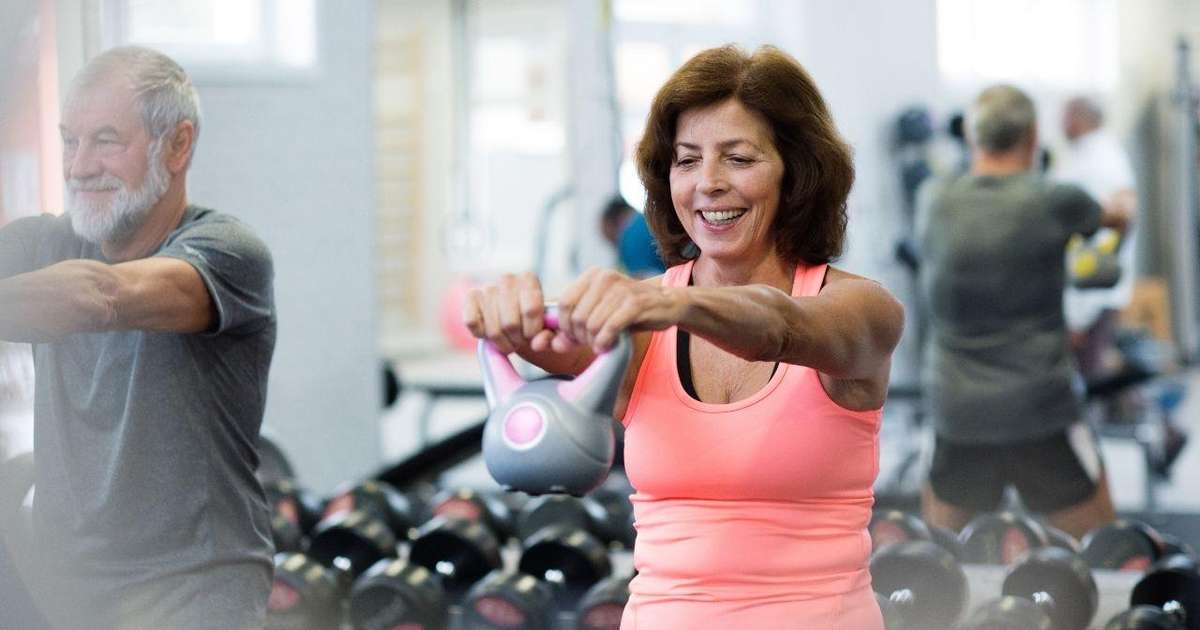 Pessoa realizando exercícios de força após os 40 anos