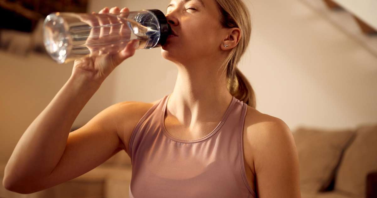 Copo de água ao lado da cama pronto para ser consumido ao acordar