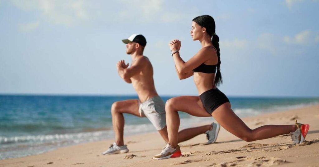 Iniciante praticando calistenia em casa, realizando flexões e agachamentos