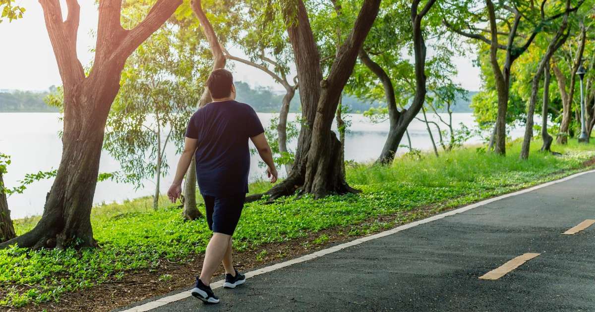 Mulher praticando caminhada japonesa em um parque