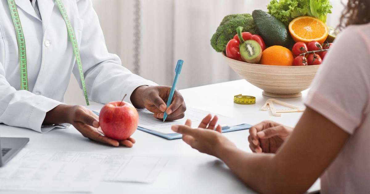 Mulher preparando uma refeição saudável com alimentos ricos em ômega-3 e fibras para tratar endometriose e SOP