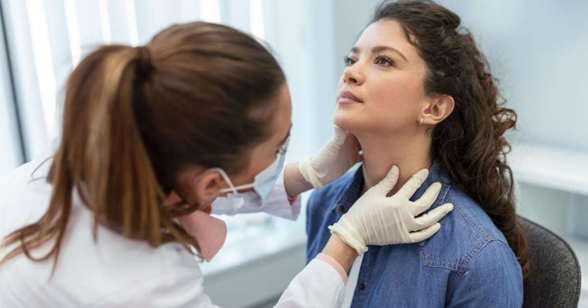 Imagem representativa do Dia Mundial da Voz com elementos de cuidados vocais, como água e frutas