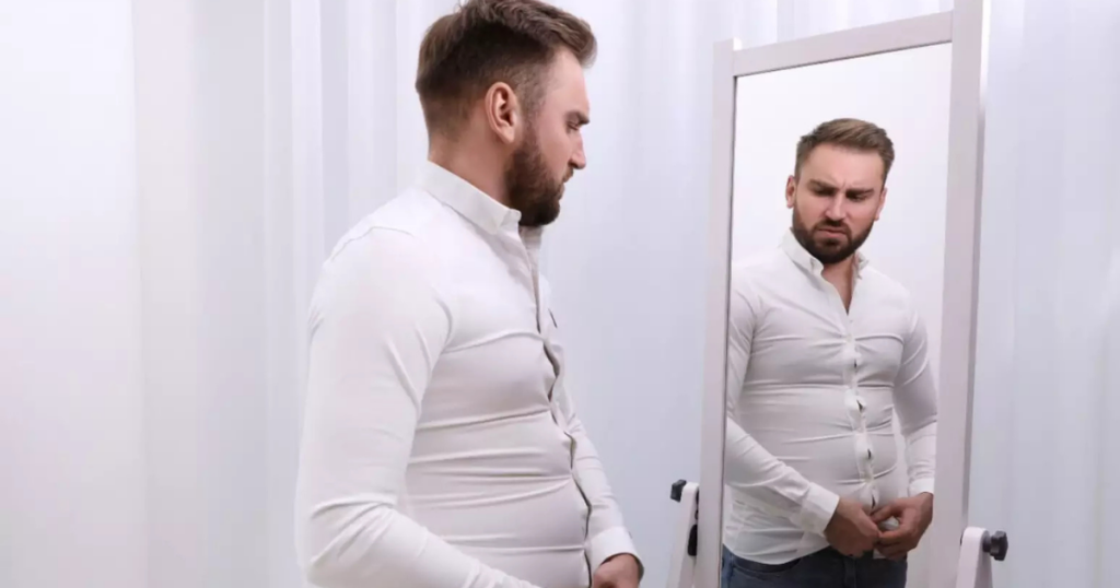 Homem com expressão preocupada refletindo sobre baixa libido e memória