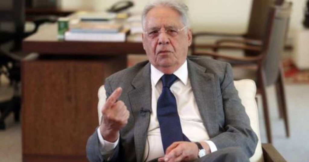 Fernando Henrique Cardoso em evento público, refletindo sobre a doença de Alzheimer.