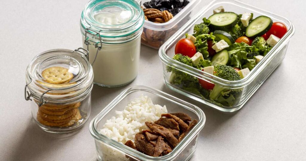 Potes herméticos organizados com alimentos variados