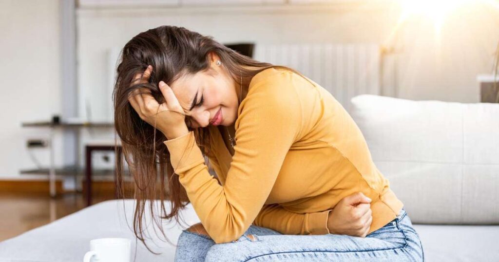 Ilustração de um intestino humano com representações de desconfortos intestinais como inchaço e dor