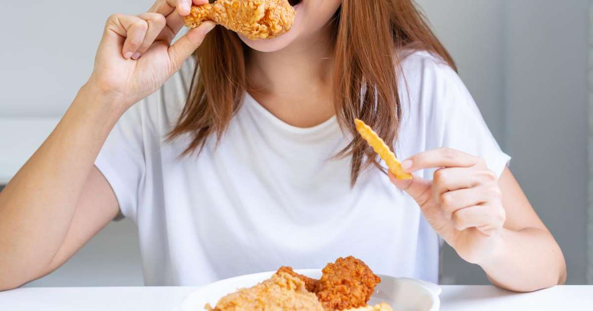 Pessoa comendo uma refeição saudável - ovos, legumes e carnes magras
