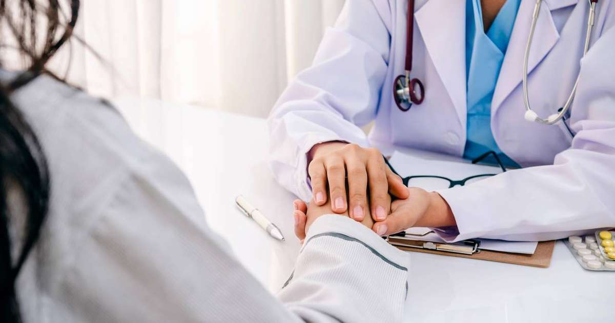 Mulher utilizando um dispositivo FemTech para monitoramento da saúde feminina