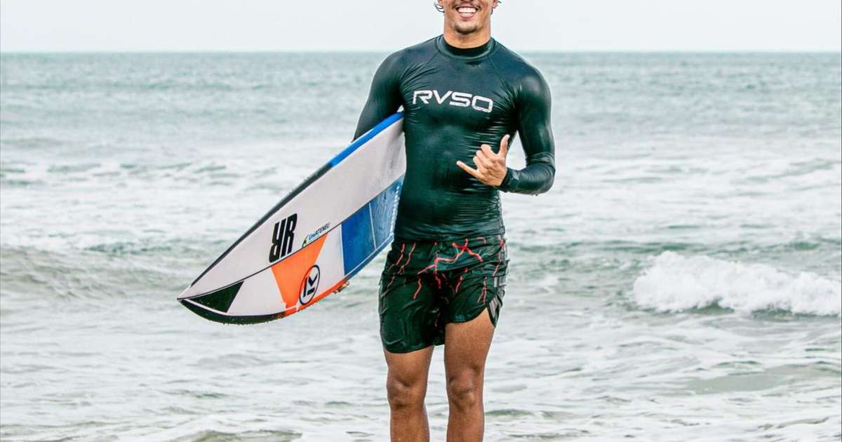 Roupas com proteção UV em ambiente ao ar livre, destacando a funcionalidade de proteção solar.
