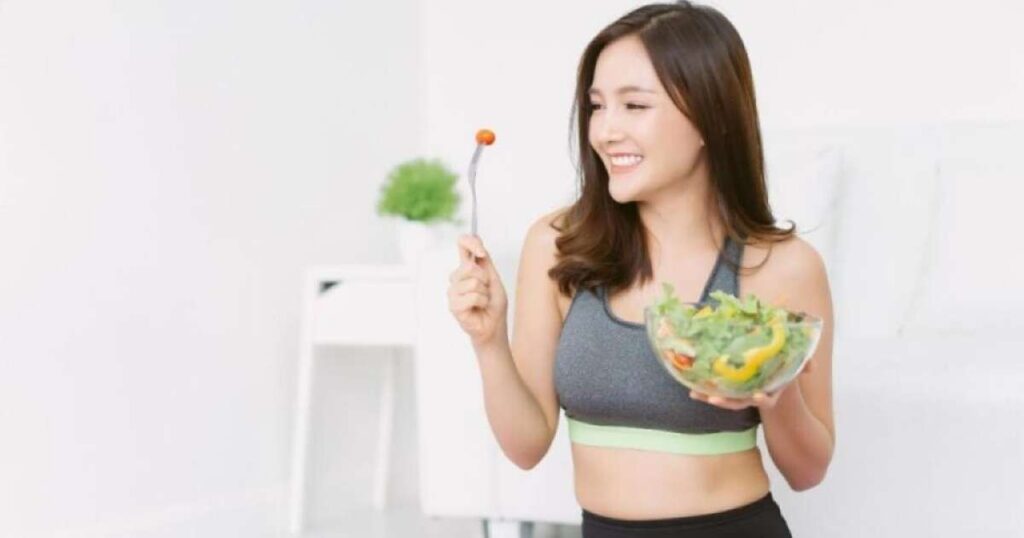 Foto de alimentos ricos em fibras, como mamão, aveia e ameixa, que ajudam a soltar o intestino naturalmente