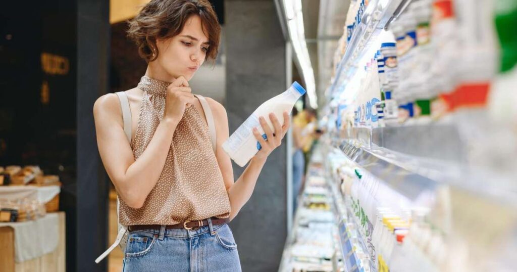 Prato com alimentos que aumentam a saciedade como aveia, ovos, leguminosas, abacate e iogurte grego