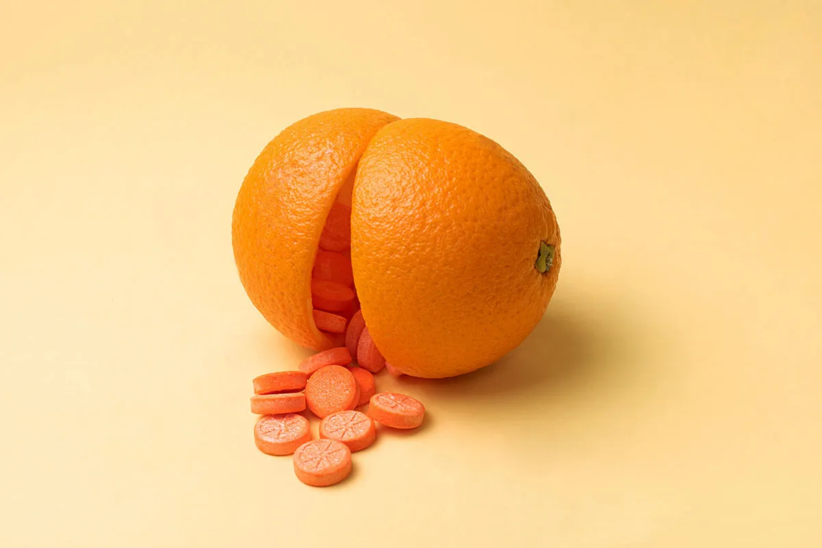 Frutas ricas em vitamina C como laranja, acerola e morango