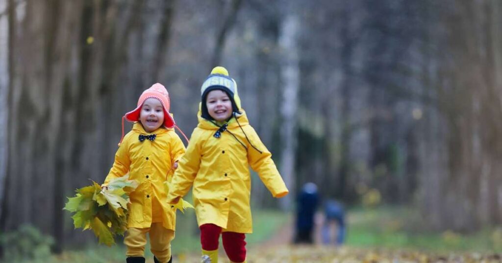 Criança brincando ao ar livre enquanto aprendeu sobre sua imunidade e sistema imunológico