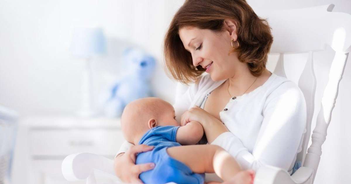 Mulher amamentando recém-nascido e consultando um médico sobre o uso de medicamentos para emagrecimento
